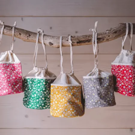 La-savonnerie-de-Marcel-Savonnerie-artisanale-Baluchons-de-toutes-les-couleurs-sur-une-branche