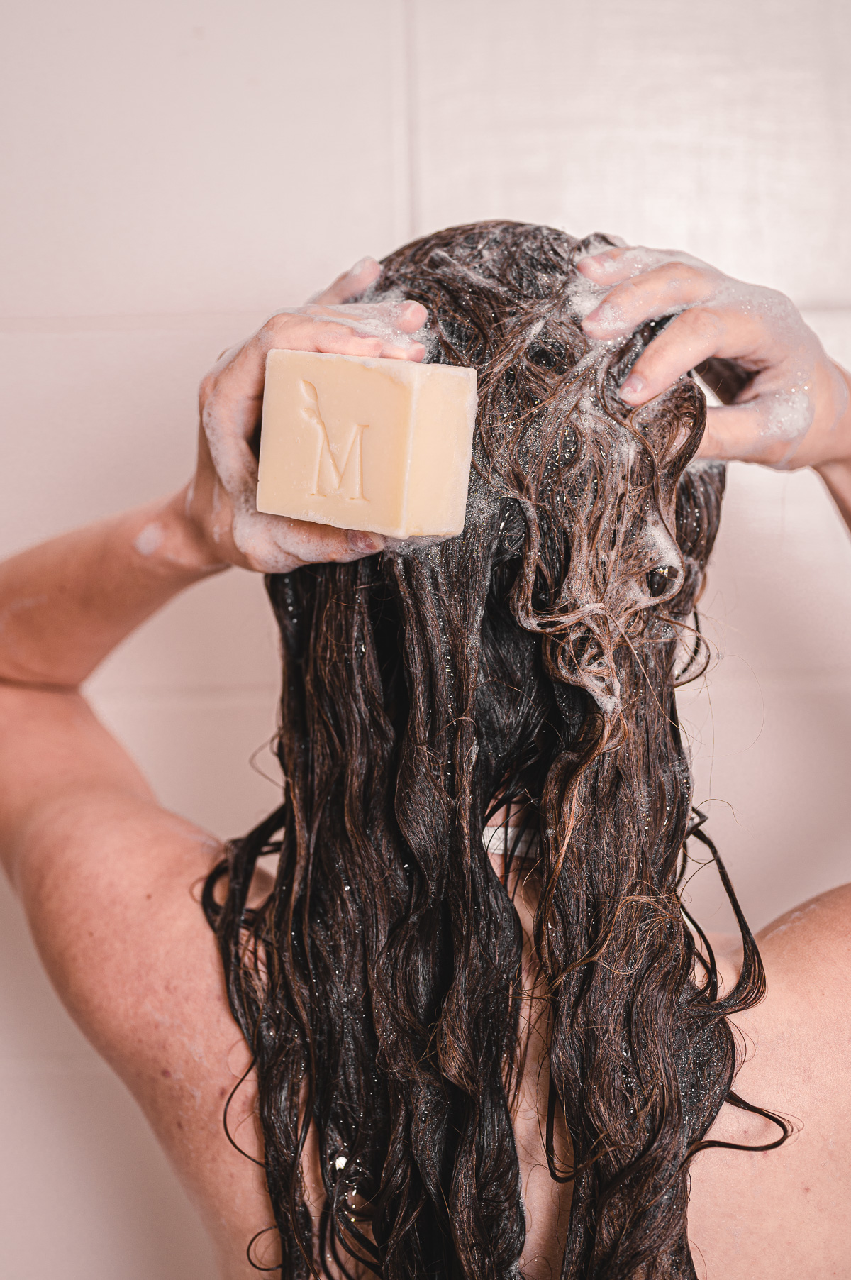 Lire la suite à propos de l’article Comment choisir et utiliser un shampoing solide ?