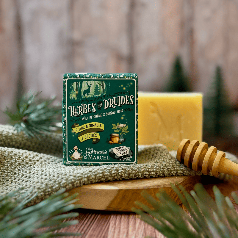 la-savonnerie-de-marcel-savon-saponifie-a-froid-herbes-des-druides-miel-de-chene-et-sureau-noir-mise-scene-emballage